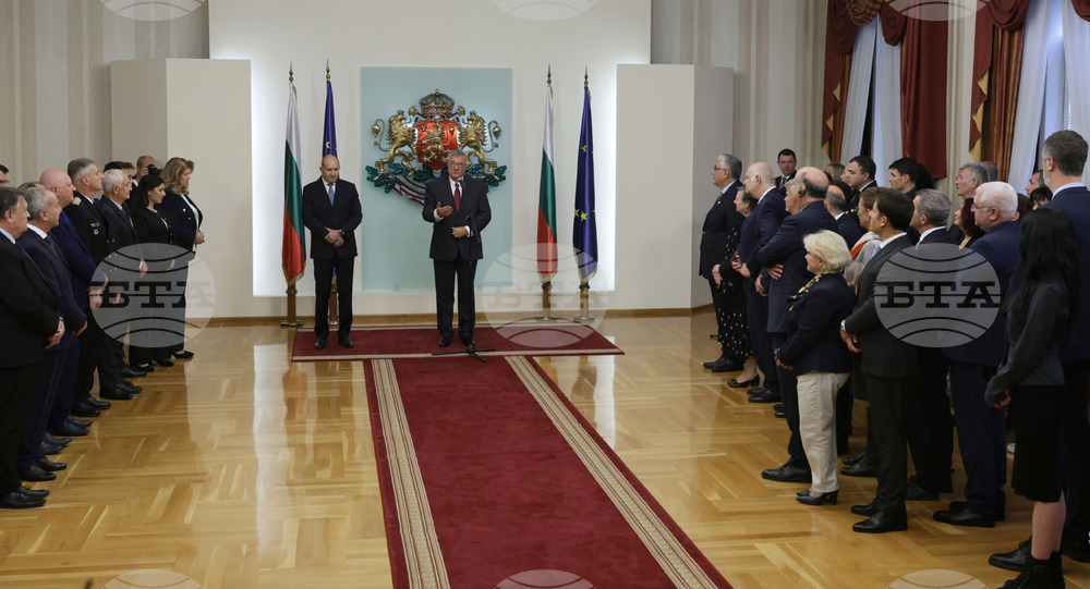 Президент - 33-та българска полярна експедиция - национален флаг - връчване