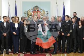 Президент - 33-та българска полярна експедиция - национален флаг - връчване