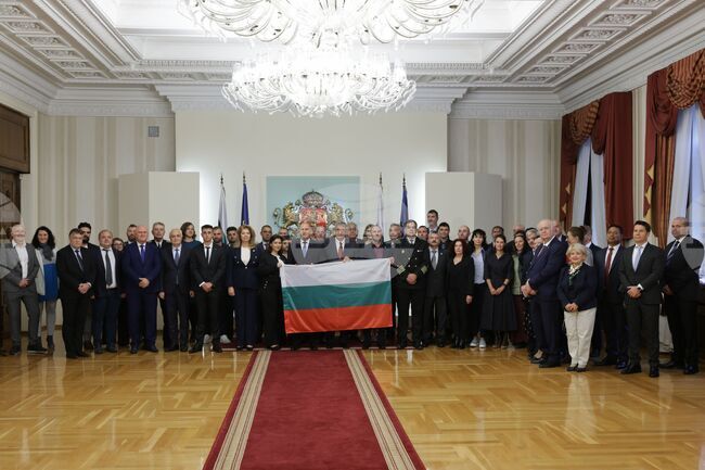 Президент - 33-та българска полярна експедиция - национален флаг - връчване