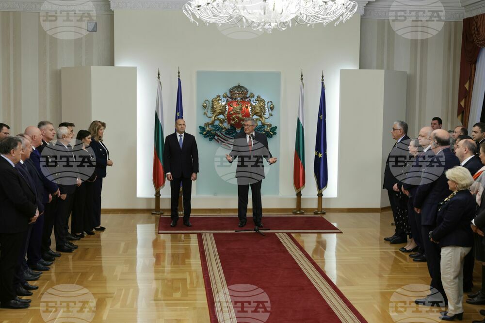 Президент - 33-та българска полярна експедиция - национален флаг - връчване