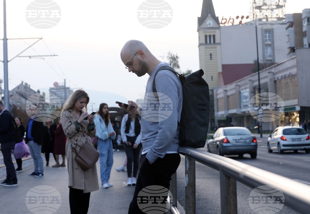 В боснения град Бръчко бе погребан младеж, загинал при катастрофа с трамвай в Сараево; протестите в босненската столица продължават