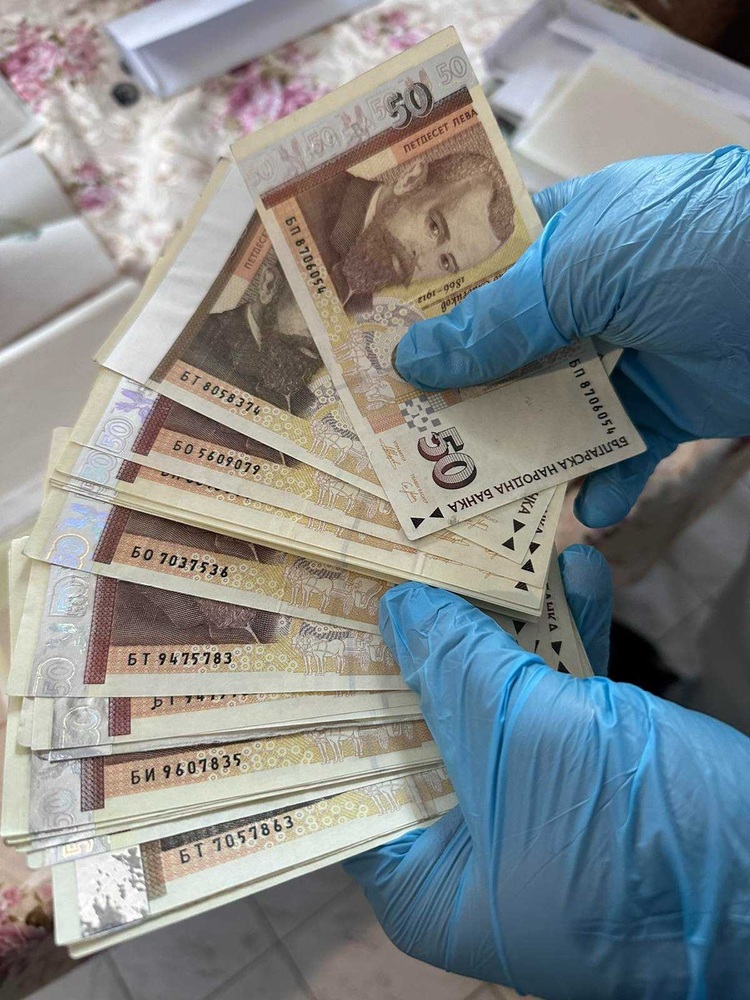 Банкноти на обща стойност 99 820 лева иззеха столични полицаи при операция срещу печатница за фалшиви пари