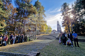 Смолян - паметник - поднасяне на венци и цветя