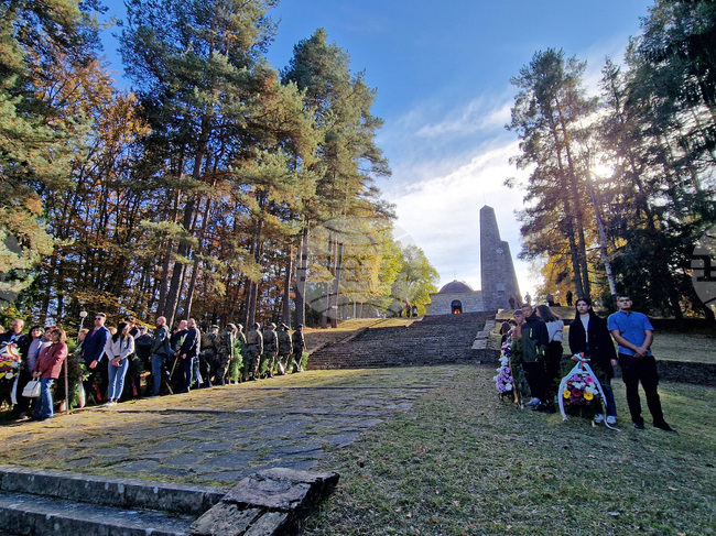 Смолян - паметник - поднасяне на венци и цветя