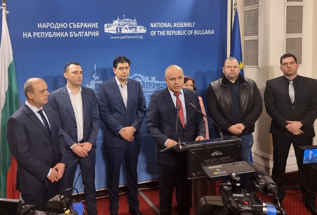 Групата общински съветници от "БСП за България" ще настояват за запазване на старите превозни документи, обявиха представители на СОС