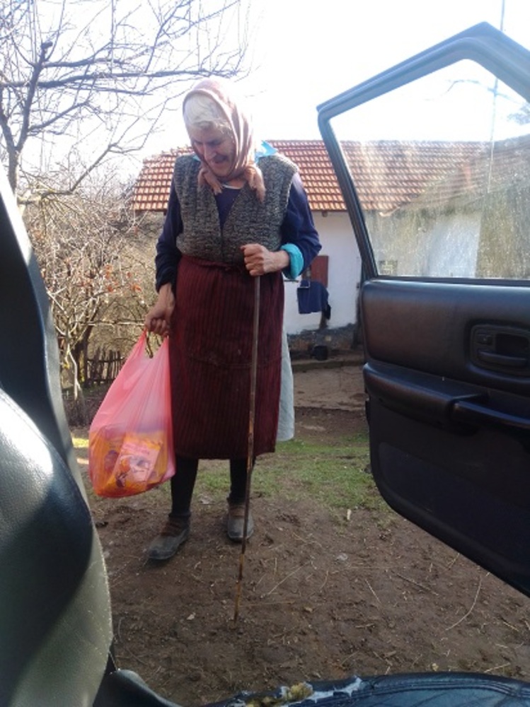 Анонимна дарителка от България помага на социално слаби семейства в Босилеград