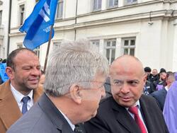 протестиращи пред парламента работници във въгледобивни дружества и топлоенергийни централи