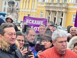 протестиращи пред парламента работници във въгледобивни дружества и топлоенергийни централи