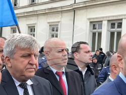 протестиращи пред парламента работници във въгледобивни дружества и топлоенергийни централи