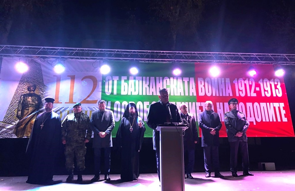 Областният управител на област Смолян Захари Сираков почете паметта на героите, освободили Родопите