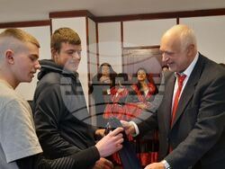 Ученици от гр. Септември поздравиха министъра на културата по случай ромската Нова Година – Василица