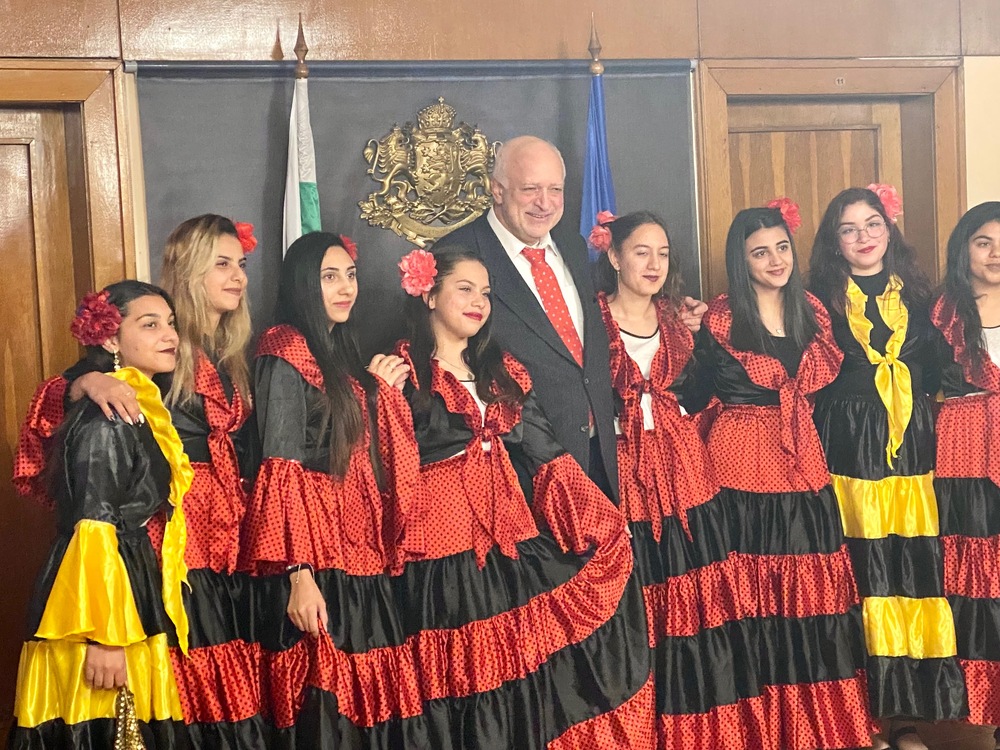 Министерство на културата: Ученици от гр. Септември поздравиха министъра на културата по случай ромската Нова Година