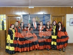 Ученици от гр. Септември поздравиха министъра на културата по случай ромската Нова Година – Василица