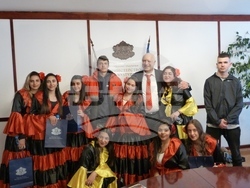 Ученици от гр. Септември поздравиха министъра на културата по случай ромската Нова Година – Василица