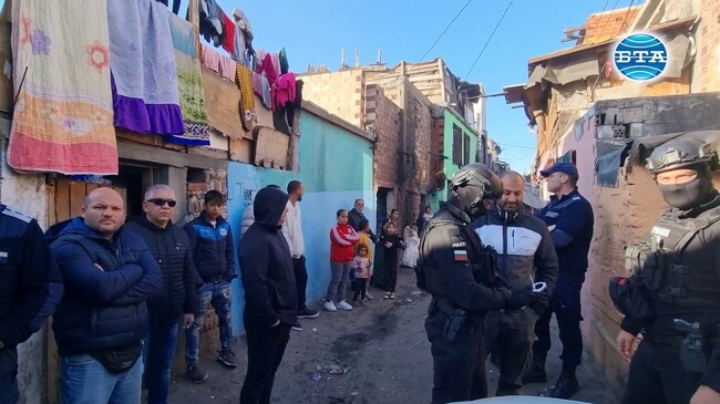 Трима души са задържани при полицейска акция срещу търговия с вот в Сливен