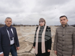 Областният управител на област Хасково инж. Минко Ангелов, заместник областният управител на област Хасково Мартин Узунов и изпълнителният директор на "Национална компания индустриални зони" д-р Антоанета Барес бяха на оглед на летище Узунджово