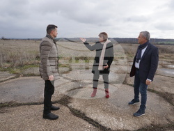 Областният управител на област Хасково инж. Минко Ангелов, заместник областният управител на област Хасково Мартин Узунов и изпълнителният директор на "Национална компания индустриални зони" д-р Антоанета Барес бяха на оглед на летище Узунджово