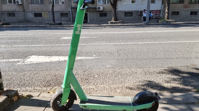 Непълнолетен блъсна с електрическа тротинетка жена в родопско село