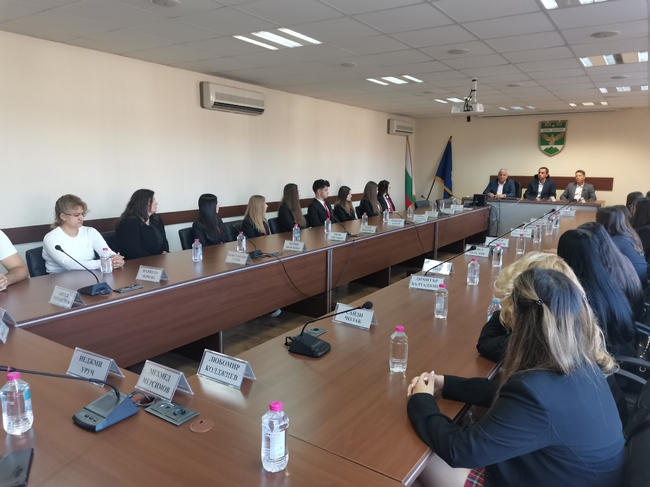 Община Гоце Делчев: Ученици от НПГ „Димитър Талев“ поеха за ден управлението на община Гоце Делчев