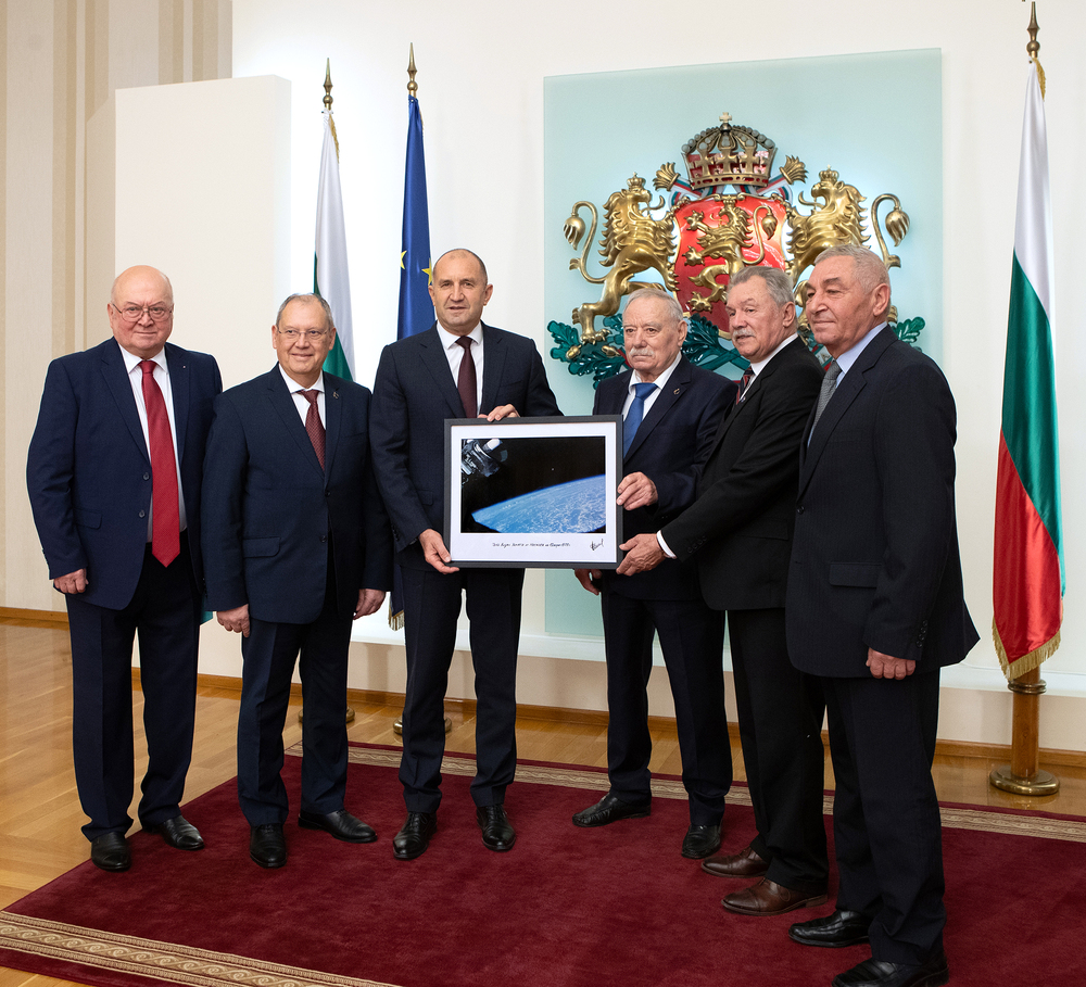 President Radev Meets Cosmonauts of Intercosmos Programme, Their Families