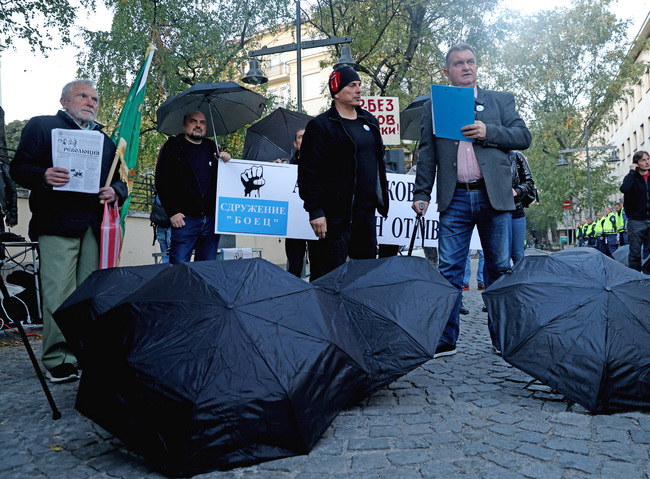 Протестиращи се събраха пред МВР с искане на оставката на служебния министър