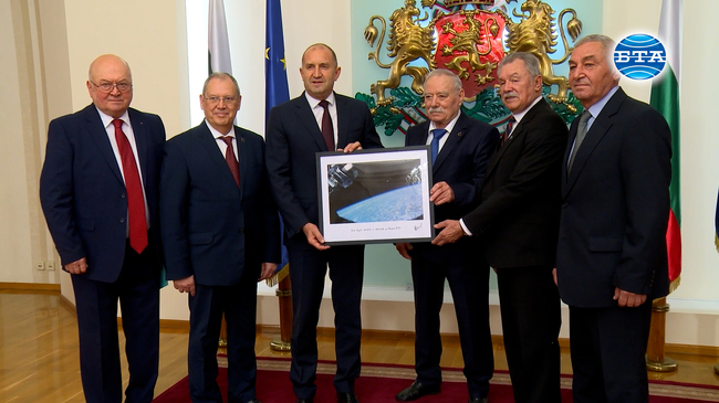 Президентът Румен Радев се срещна с космонавтите по програмата „Интеркосмос“ и представители на техните семейства