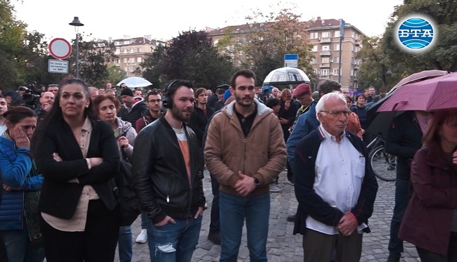 Протестиращи се събраха пред МВР с искане на оставката на служебния министър