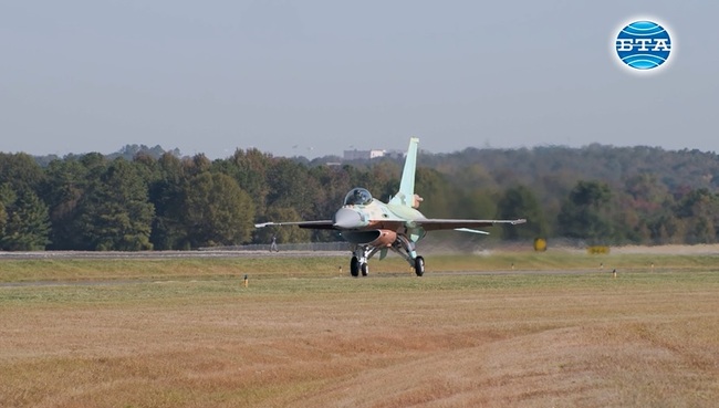 Успешен тестови полет на първия български изтребител F-16 Block 70 бе извършен в производствената база в САЩ