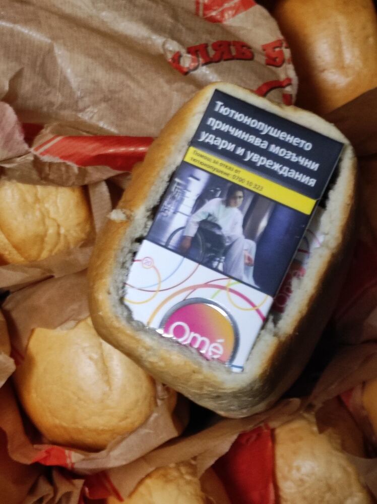 Агенция „Митници“: Цигари, скрити в хляб, в кашони със зеленчуци и под тапицерията на автомобил, откриха митнически служители от ТД Митница Русе