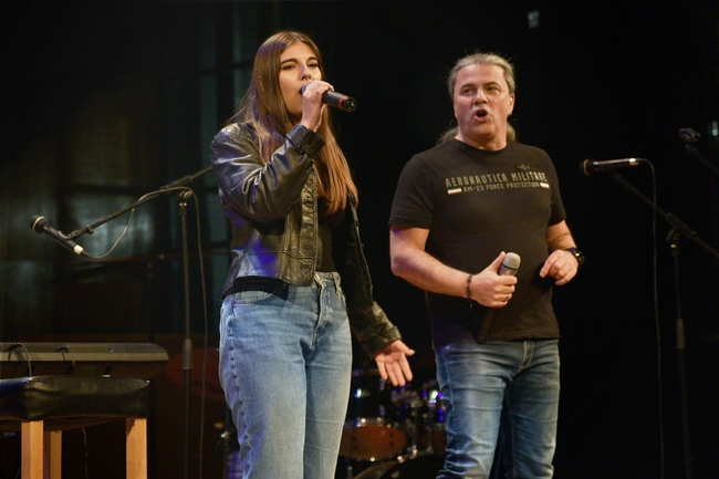 Община Сливен: Урок по рок с БТР изпълни с ученици зала „Сливен“