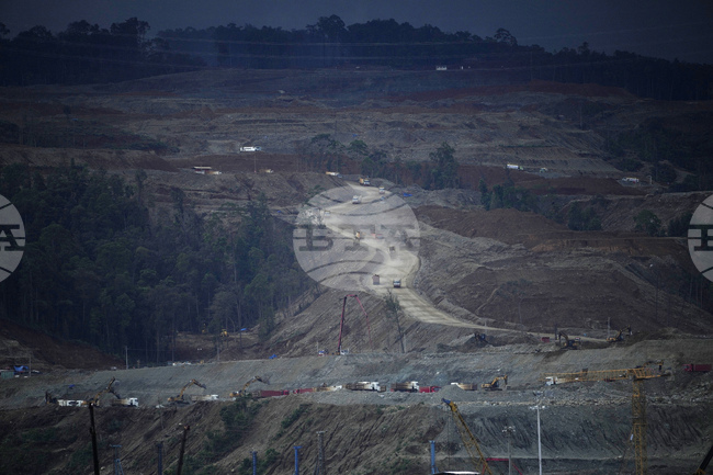Със символична първа копка президентът на Индонезия даде началото на проект за батерии за 5,9 млрд. долара