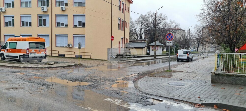 Въвежда се временна организация на движението в района на болницата в Казанлък, съобщи местната администрация