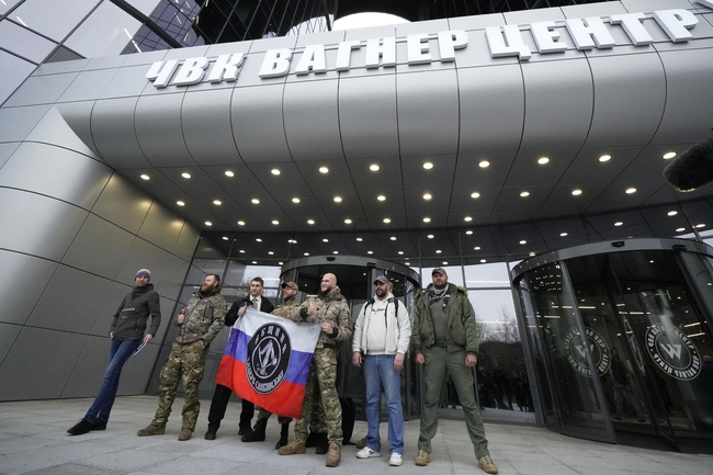 Пригожин заяви, че противоречивият видеозапис, на който бойци от "Вагнер" празнуват, е заснет в центъра на Бахмут
