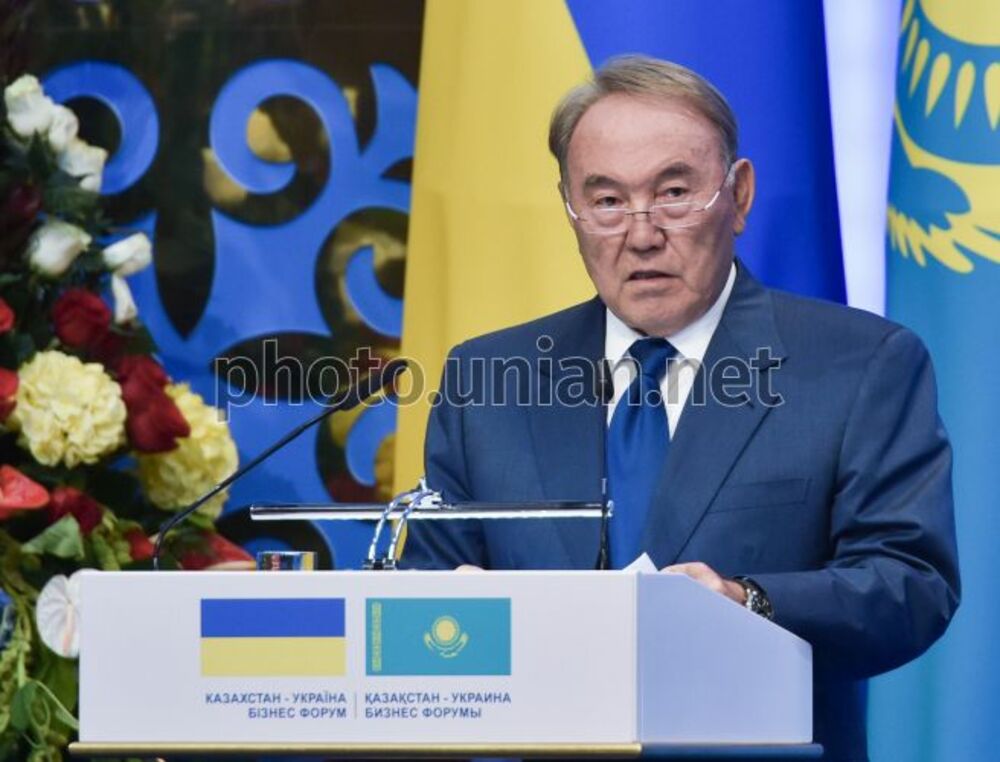 Първият президент на Казахстан Назарбаев се появи за пръв път на публично място след операция, за да гласува на изборите