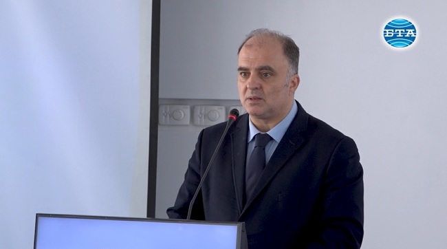 Най-добрият начин да се преборим с конфликтите е повишаването на собствената ни култура, каза министър Найден Тодоров