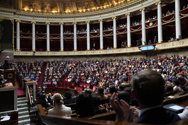 Долната камара на френския парламент одобри законопроект, чрез който се осигурява работа на държавната администрация при неприет бюджет за идната година
