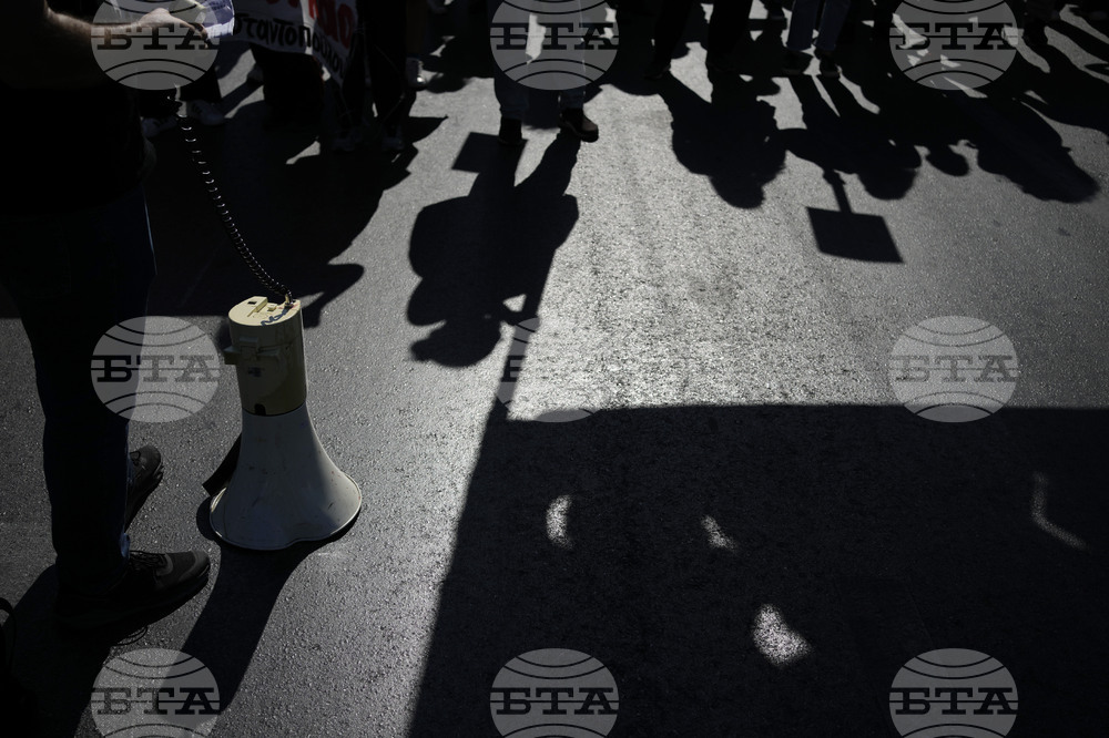 Протестиращи учители се сблъскаха с полицията в централната част на Атина