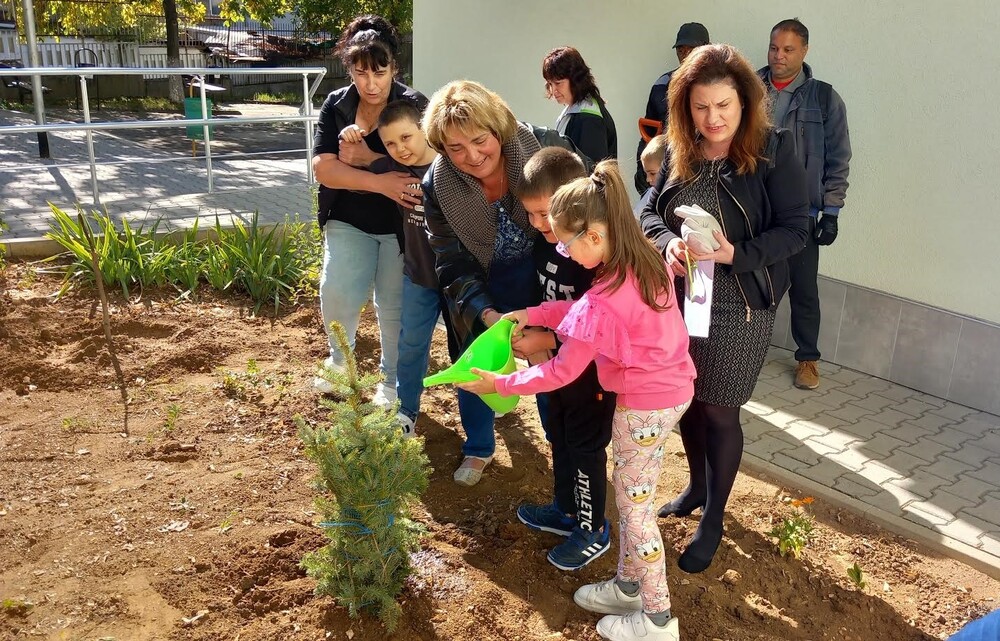 Засаждането на сребрист смърч бе поредна стъпка от участието на Община Стара Загора в кампанията „Бъди смел, бъди добър!“