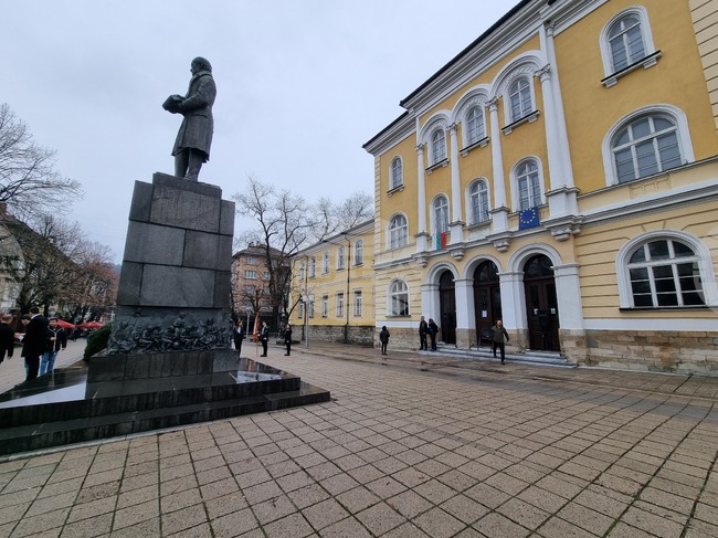 На 14 януари 1835 г. в Габрово е открито Първото новобългарско светско взаимно училище - днешната Национална Априловска гимназия