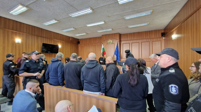 Окръжният съд в Пловдив остави в ареста осемте арестувани за извършени компютърни престъпления, измами и пране на пари
