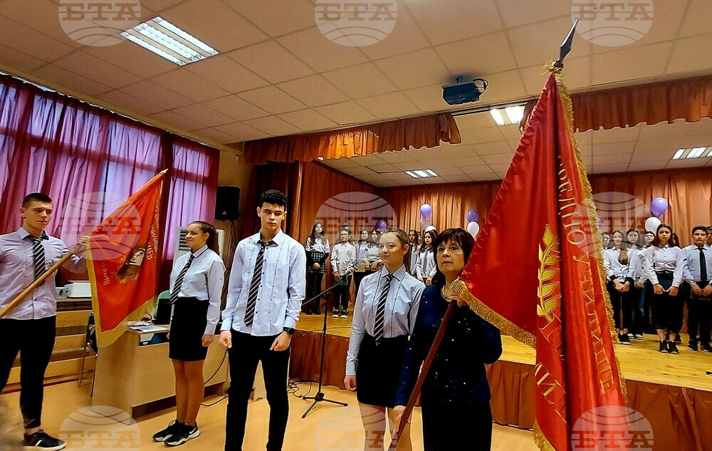 Средно училище „Гео Милев“ във Варна отбелязва патронния си празник с ново знаме