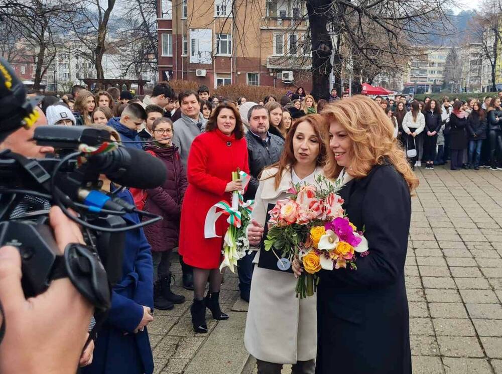 Вицепрезидентът в Националната Априловска гимназия: Истинският патриотизъм означава да работиш за другите и за България