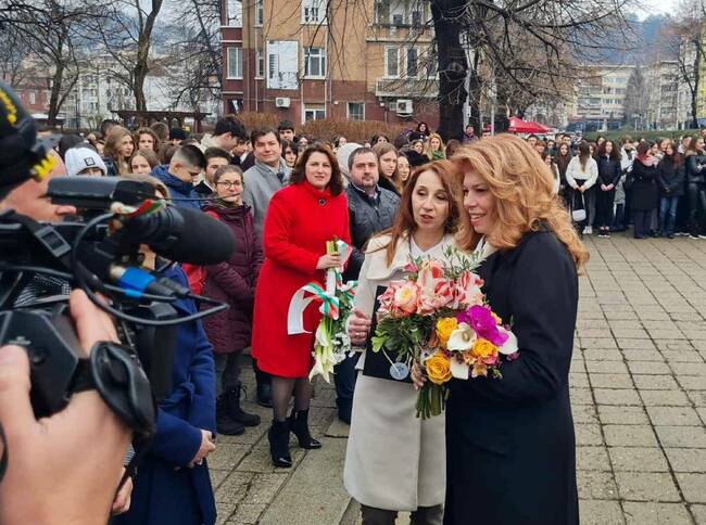 Вицепрезидентът в Националната Априловска гимназия: Истинският патриотизъм означава да работиш за другите и за България