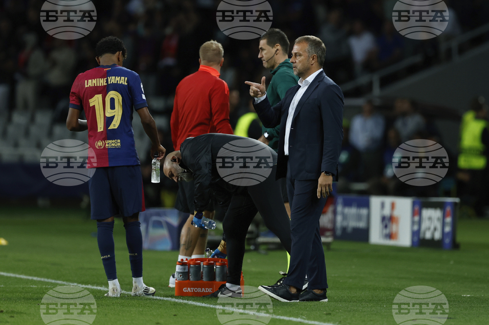 Треньорът на Барселона Ханзи Флик не харесва сравненията между Ламин Ямал и Лионел Меси