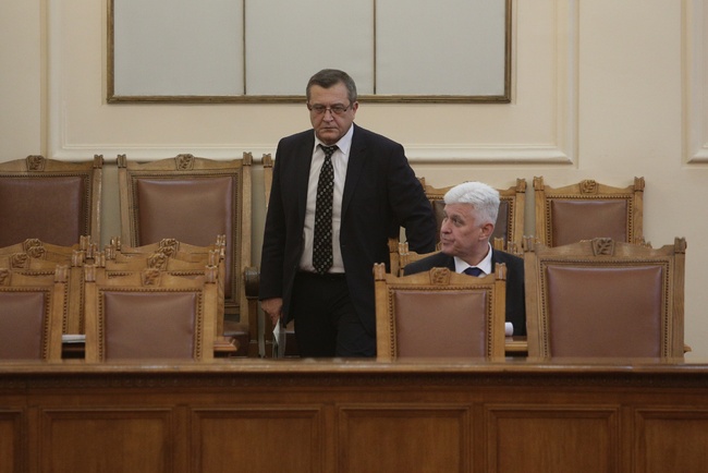 Професионалната гимназия "Никола Вапцаров" във Враца е включена през 2017 г. в договор за обновяване на гимназии, но е имало забавяне