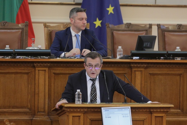 Сегашният екип на МОН няма да организира конкурсите за училищни директори едновременно, каза образователният министър проф. Сашо Пенов