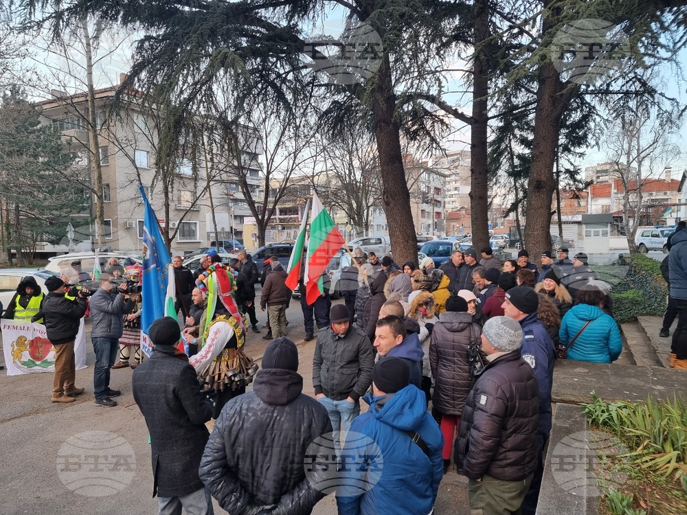 На протест с кукери излязоха около 70 полицаи, пожарникари и надзиратели в Ямбол