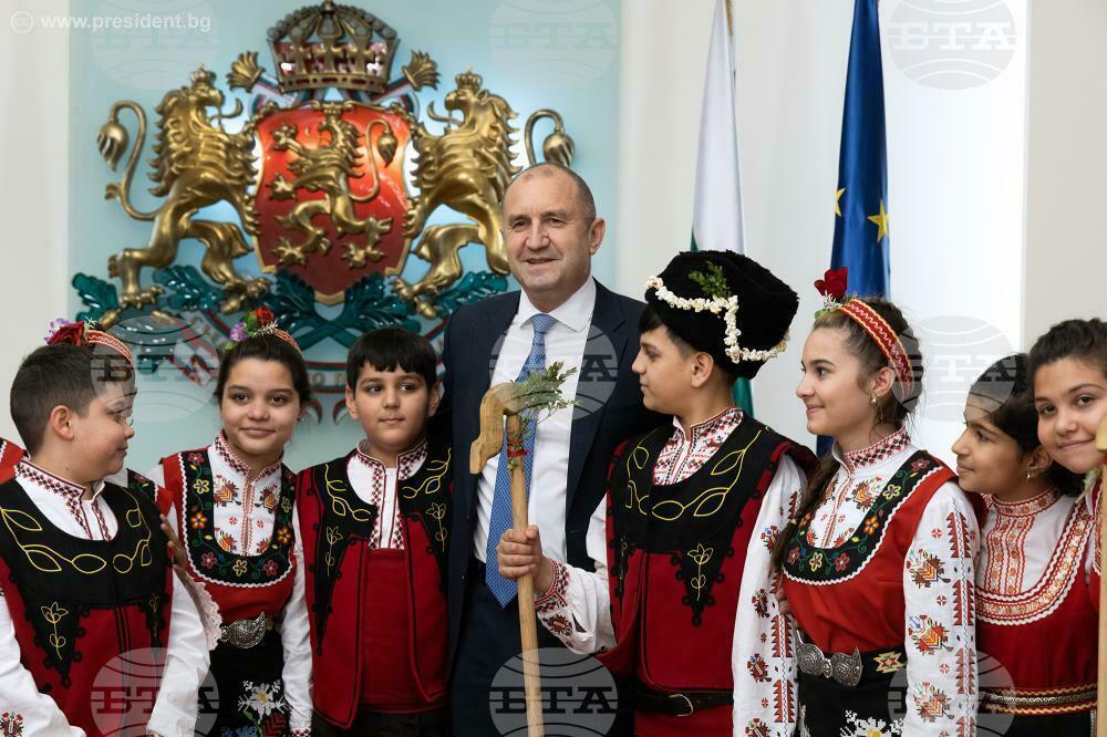 Държавният глава Румен Радев прие на „Дондуков” 2 деца сурвакари по случай ромската Нова година