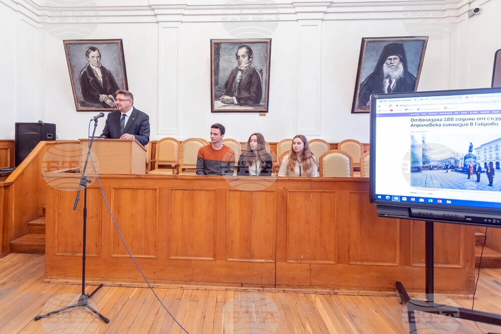 Габрово - Национална Априловска гимназия - Кирил Вълчев - ученици - среща