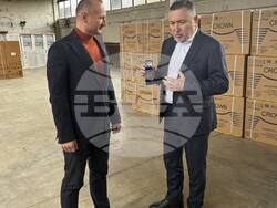 Министърът на енергетиката дари 212 климатици за пострадалите от природното бедствие в Карловско